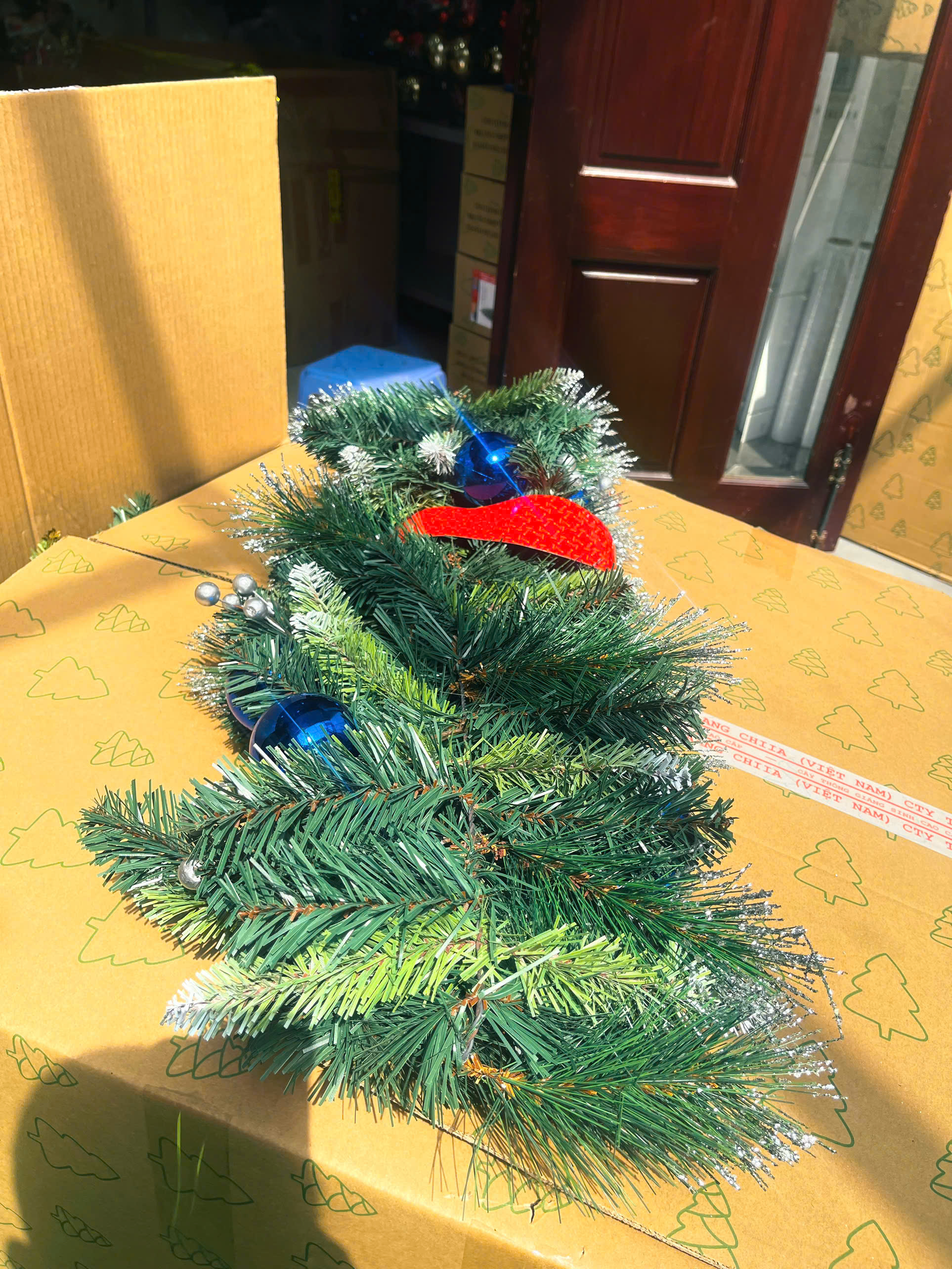 Dây Thông Trang Trí 3LL lăn Kim Tuyến Bạc Có Trái Châu Màu Xanh